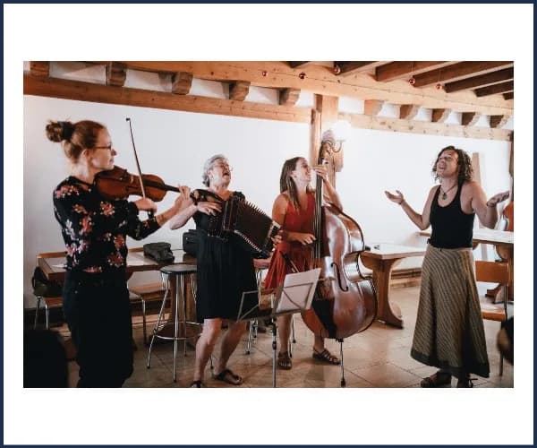 Montlaux, marché de producteurs en musique