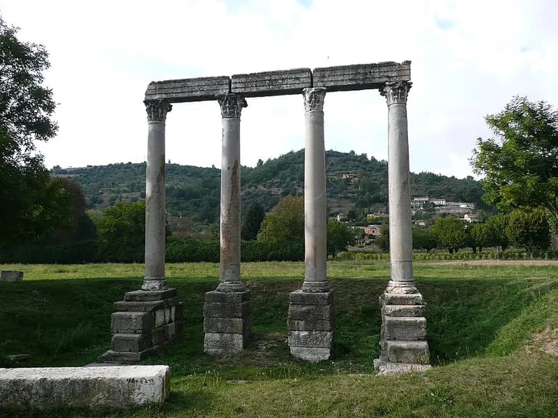 Quatre colonnes antiques surmontées d'un entablement