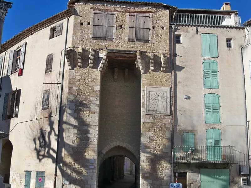 Portes (deux anciennes) : Porte d'Ayguières et Porte Saint-Sébastien