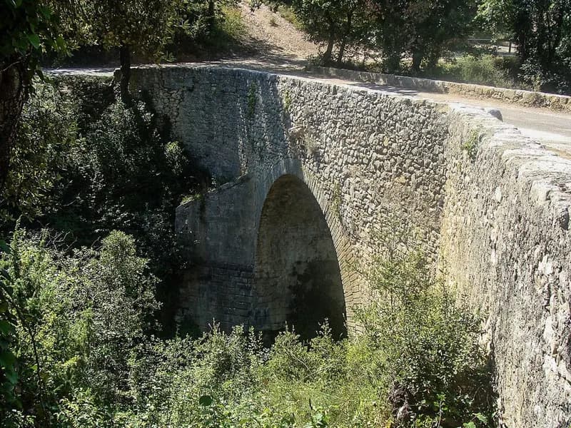 Pont ancien sur le ravin de Buès