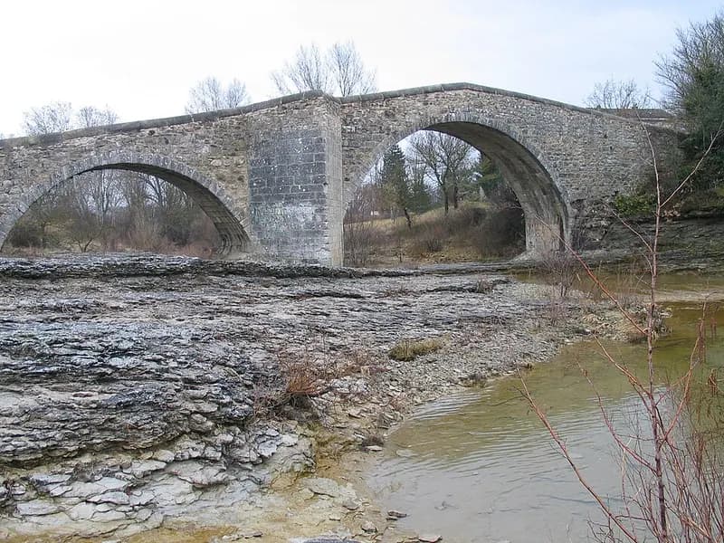 Pont des Trois Arches dit aussi Pont Romain franchissant La Laye (ruines)