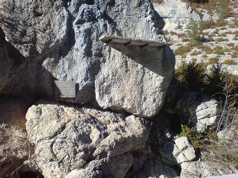 Roche ornée avec inscription gallo-romaine dite la Pierre Ecrite